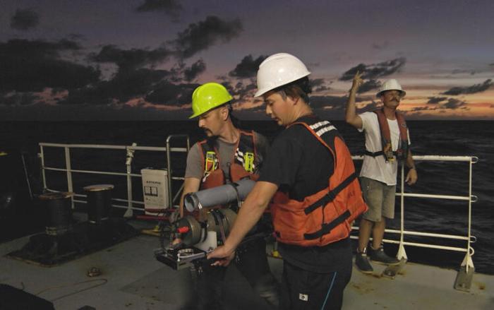 Scientists recoving the shadowgraph camera during the Hawaii Abyssal Nodules Expedition
