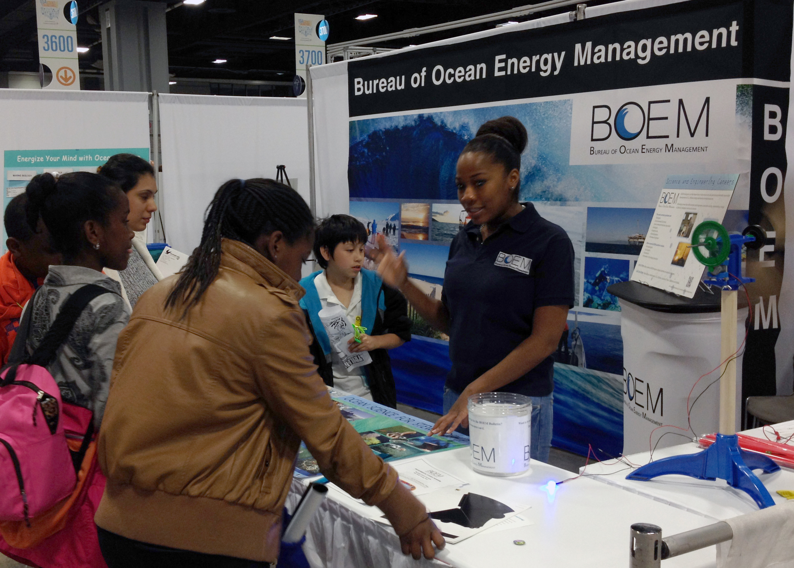 BOEM staff discuss science with visitors BOEM staff discuss science with visitors